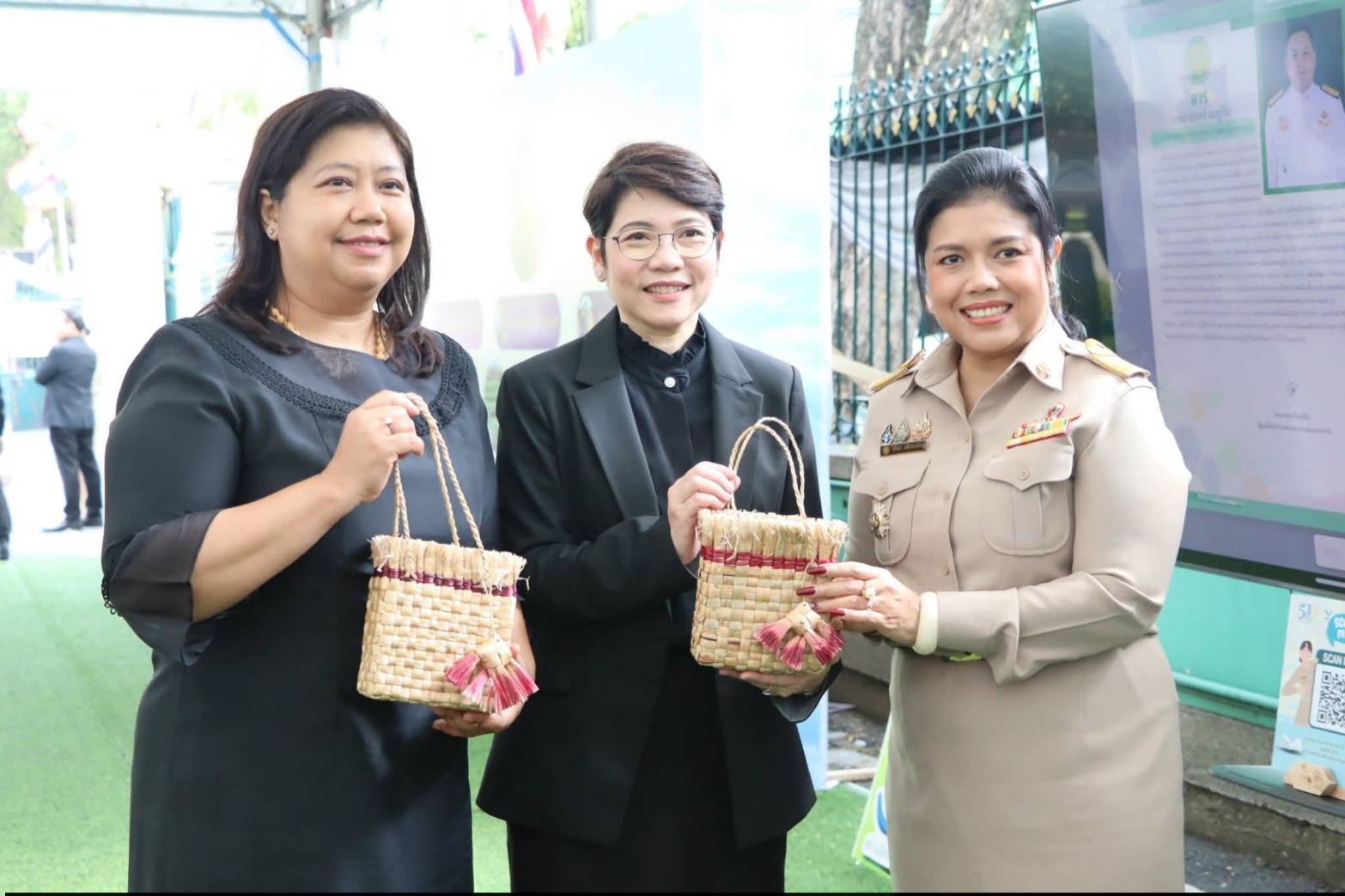 title - รัฐมนตรีว่าการกระทรวงเกษตรและสหกรณ์ พร้อมด้วยคณะผู้บริหาร ส.ป.ก. เข้าเยี่ยมชมโซนกิจกรรมฝึกอาชีพ Workshop งานศิลปหัตถกรรม (ศพส.) กิจกรรมจัดขึ้นภายใต้งาน วันคล้ายวันสถาปนาครบรอบ 51 ปี ส.ป.ก. ณ สำนักงานการปฏิรูปที่ดินเพื่อเกษตรกรรม